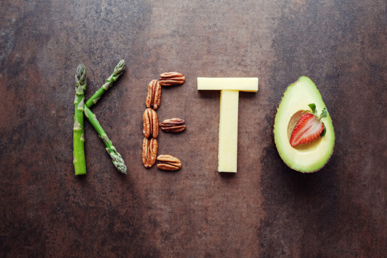 Napis keto utworzony z produktów keto