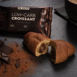 Niskowęglowodanowy Croissant Podwójna Czekolada 50g – Lifestyle 4 Niskowęglowodanowy Croissant Podwójna Czekolada 50g
