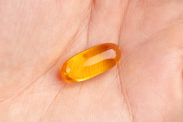 kapsulka omega 3 na dloni